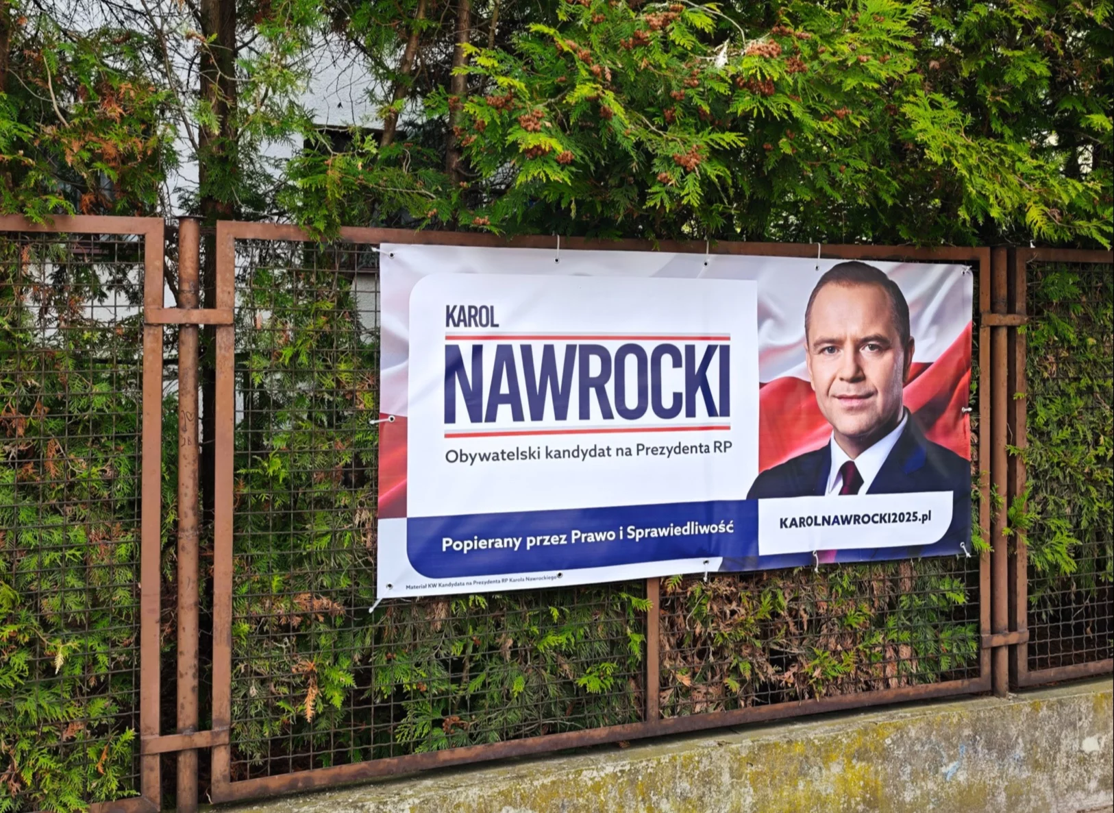 Nawrocki na płocie Kaczyńskiego