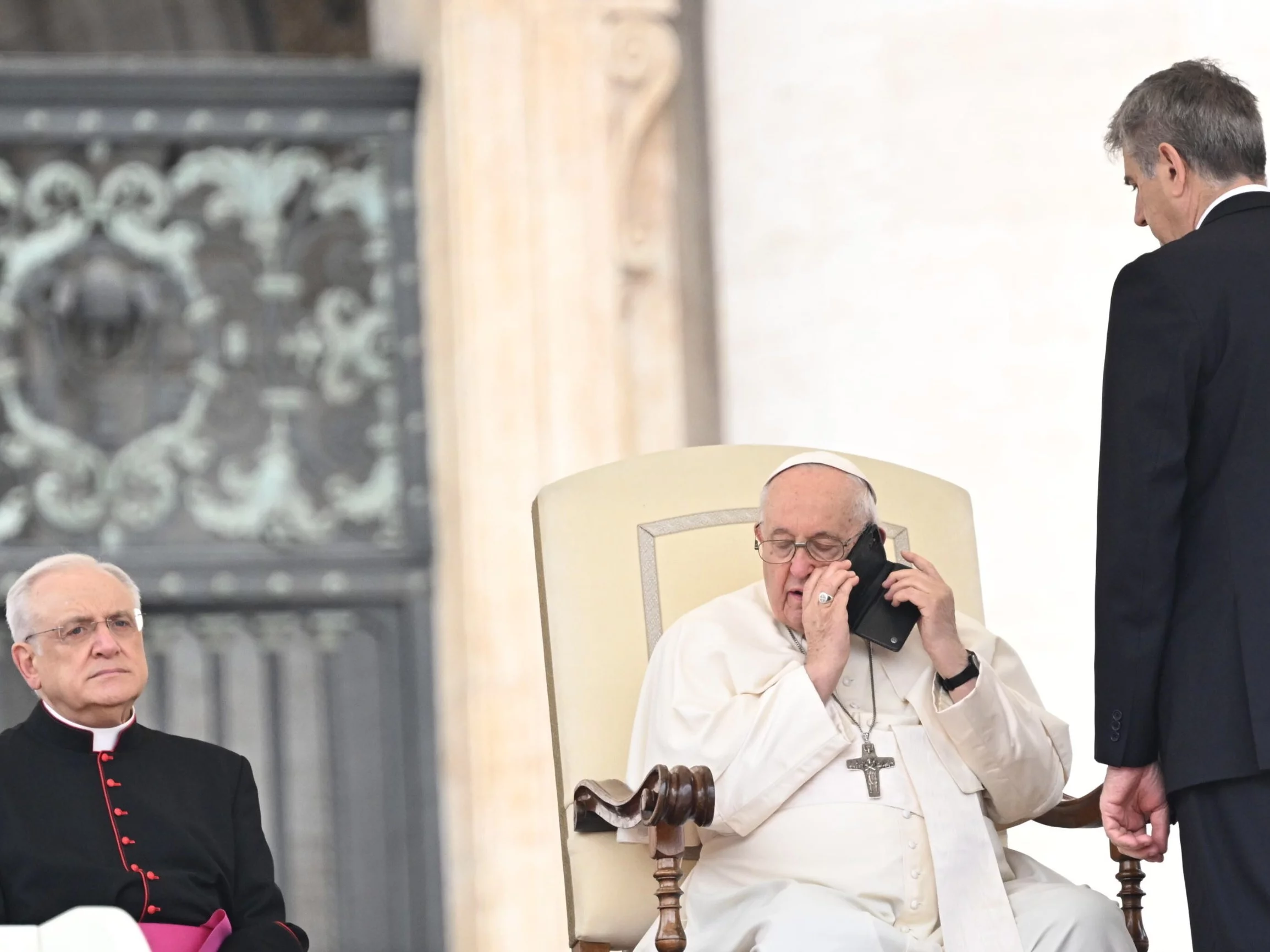 Papież Franciszek rozmawiający przez telefon