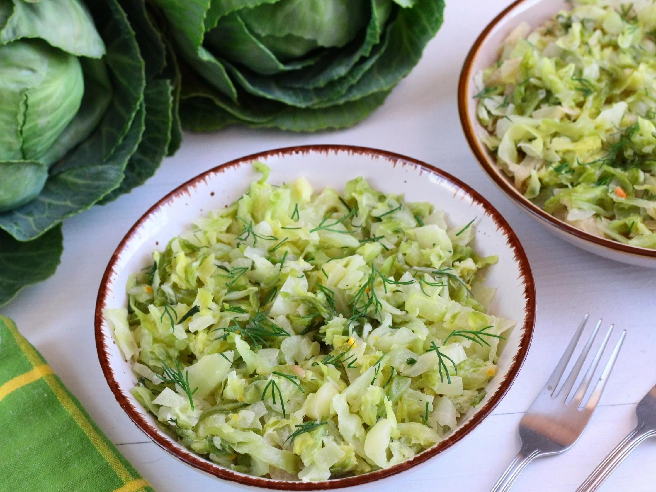 Zasmażana młoda kapusta z koperkiem