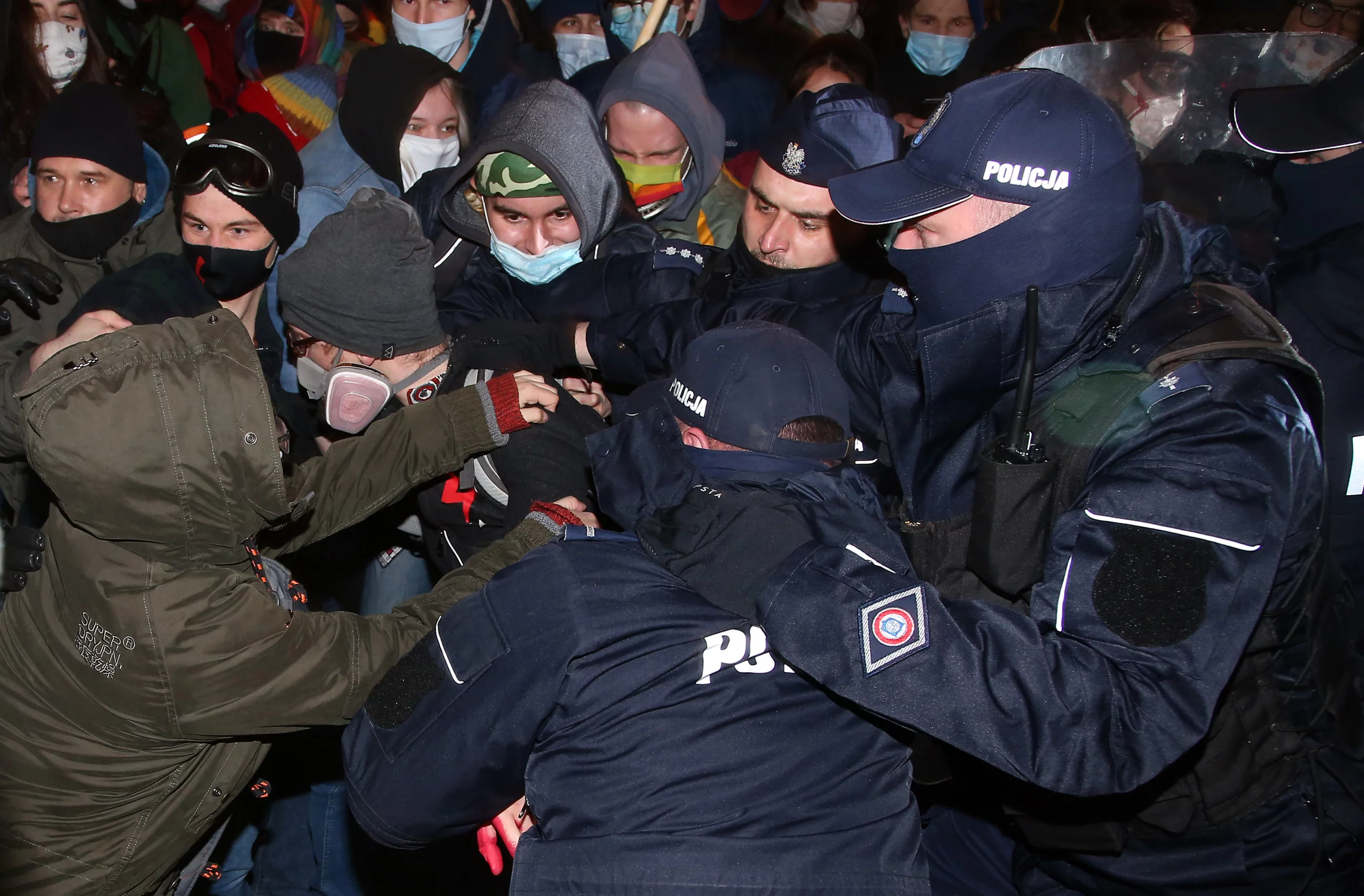 Przepychanki przed komendą policji na Wilczej fot. Aleksander Majdański/Newspix