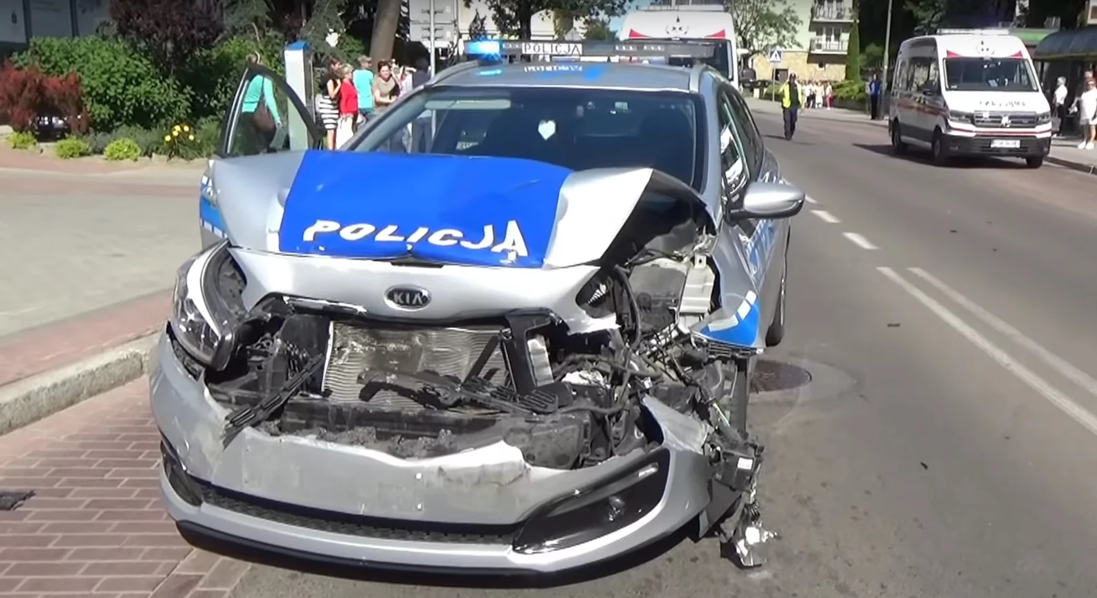 Roztrzaskany radiowóz policji w Sanoku