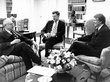 Zbigniew Brzeziński (w środku) towarzyszy prezydentowi Jimmy'emu Carterowi w rozmowie z ambasadorem ZSRR. Biały Dom, 1977 rok