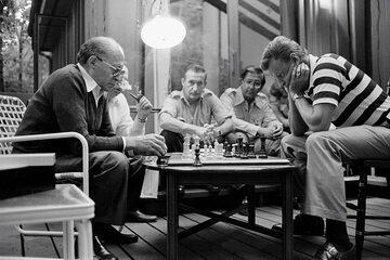 Zbigniew Brzeziński (z prawej.) w partii szachów z Menachem Beginem podczas przerwy rokowań w Camp David w 1978
