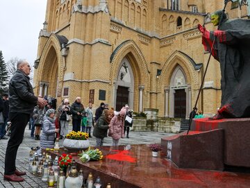 Zbigniew Rau pod zdewastowanym pomnikiem Jana Pawła II