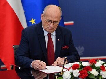 Zbigniew Rau podpisuje notę dyplomatyczną do Niemiec