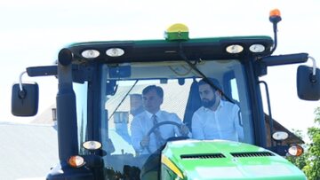 Zbigniew Ziobro w traktorze