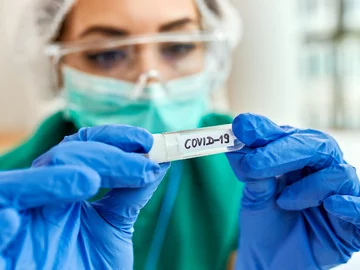 Zbliżenie epidemiologa z próbką COVID-19