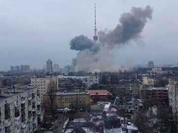 Zbombardowany budynek telewizji w Kijowie