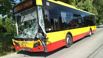 Zderzenie auta osobowego i autobusu w Kielcach