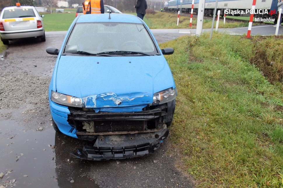 Auto miało kolizję z pociągiem Intercity