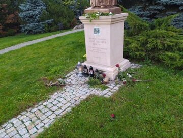 Zdewastowany pomnik Jana Pawła II w Opatowie
