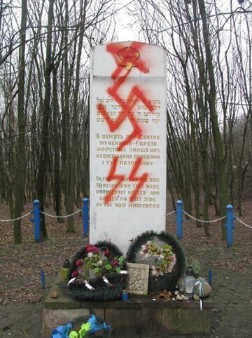 Zdewastowany pomnik ofiar Holocaustu
