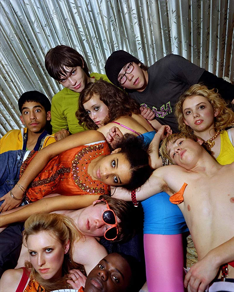 Nicholas Hoult, Joe Dempsie, April Pearson, Daniel Kaluuya, Dev Patel, Mike Bailey, Larissa Wilson, Mitch Hewer, Hannah Murray i Georgina Moffat w serialu „Skins”