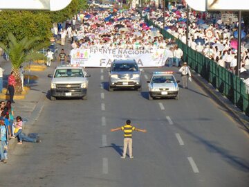 Zdjęcie 12-letniego chłopca blokującego marsz