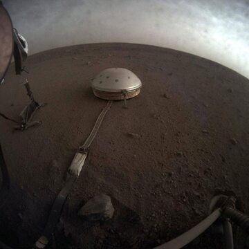 Zdjęcie chmur na Marsie przesłane przez sondę InSight