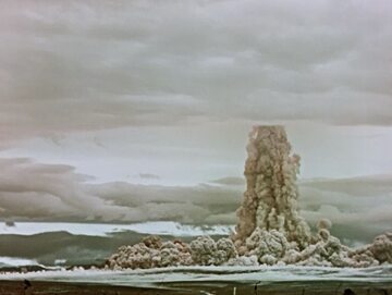 Zdjęcie dokumentujące wybuch radzieckiej Car-bomby 30 października 1961 r. To najsilniejsza bomba jądrowa, która została zdetonowana w historii ludzkości.