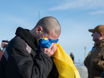 Zdjęcie dokumentujące wymianę jeńców między Rosją a Ukrainą 31 stycznia