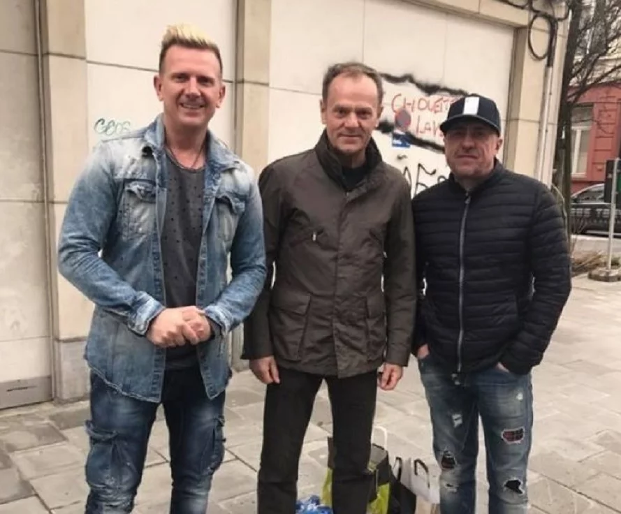 Donald Tusk z muzykami zespołu D Bomb