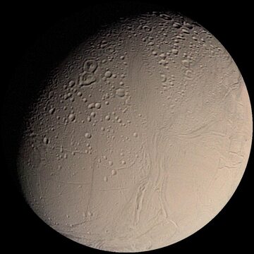 Zdjęcie Enceladusa z sondy Voyager 2