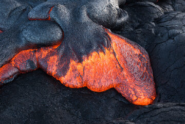 Zdjęcie ilustracyjne. Lawa wypływająca z wulkanu