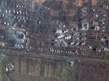Zdjęcie satelitarne zniszczeń na przedmieściach Bachmutu