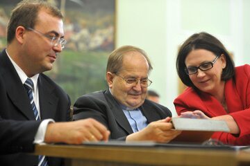 Zdjęcie z 2013 roku, od lewej: Andrzej Jaworski, o. Tadeusz Rydzyk, Małgorzata Sadurska