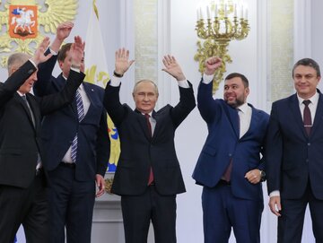 Zdjęcie z ceremonii podpisania dokumentu, dotyczącego aneksji części Ukrainy. Putina otaczają szefowie kolaboracyjnych władz obwodów donieckiego, ługańskiego, chersońskiego i zaporoskiego.