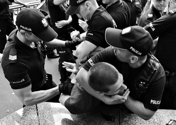 Zdjęcie z piątkowej (20 lipca) interwencji policji przed Sejmem