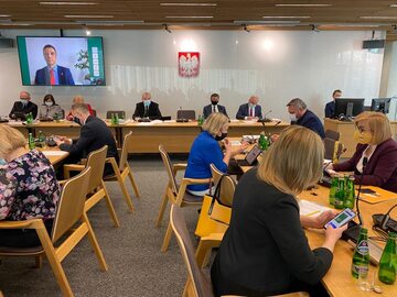 Zdjęcie z posiedzenia połączonych komisji finansów publicznych i spraw zagranicznych