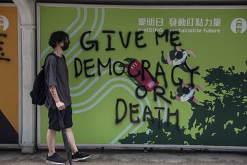 Zdjęcie z protestów w Hongkongu. Na ścianie hasło: "Dajcie mi demokrację, albo śmierć"