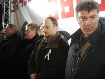 Zdjęcie z roku 2012, pośrodku Władimir Kara-Murza (z białą wstążką), po prawej nieżyjący Borys Niemcow