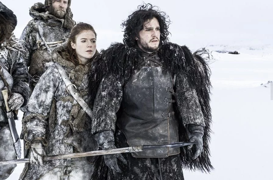 Rose Leslie i Kit Harrington jako Ygritte i Jon Snow w "Grze o tron"