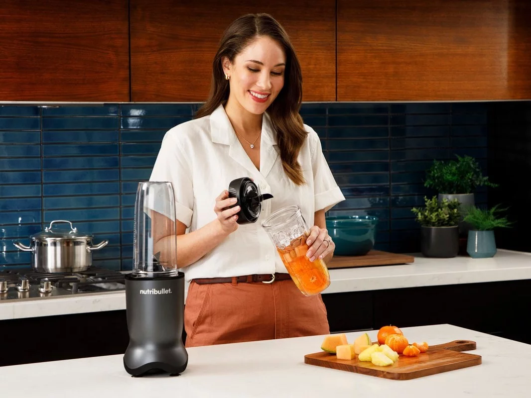 Kobieta używająca blendera nutribullet® Ultra