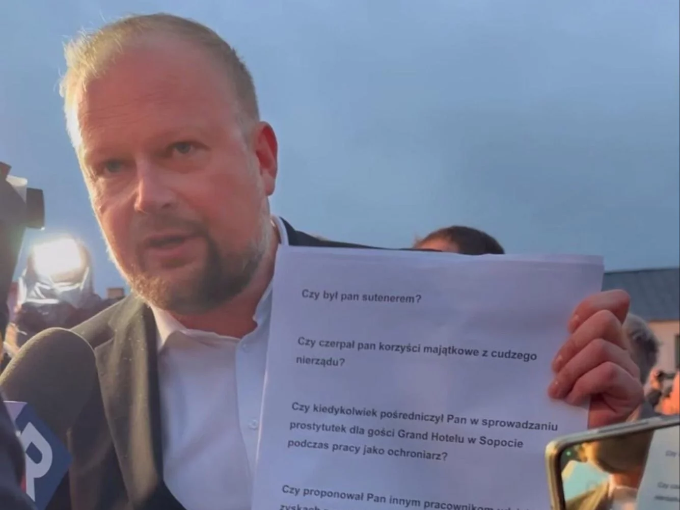 Poseł KO trafił do szpitala. To efekt awantury podczas debaty TV Republika