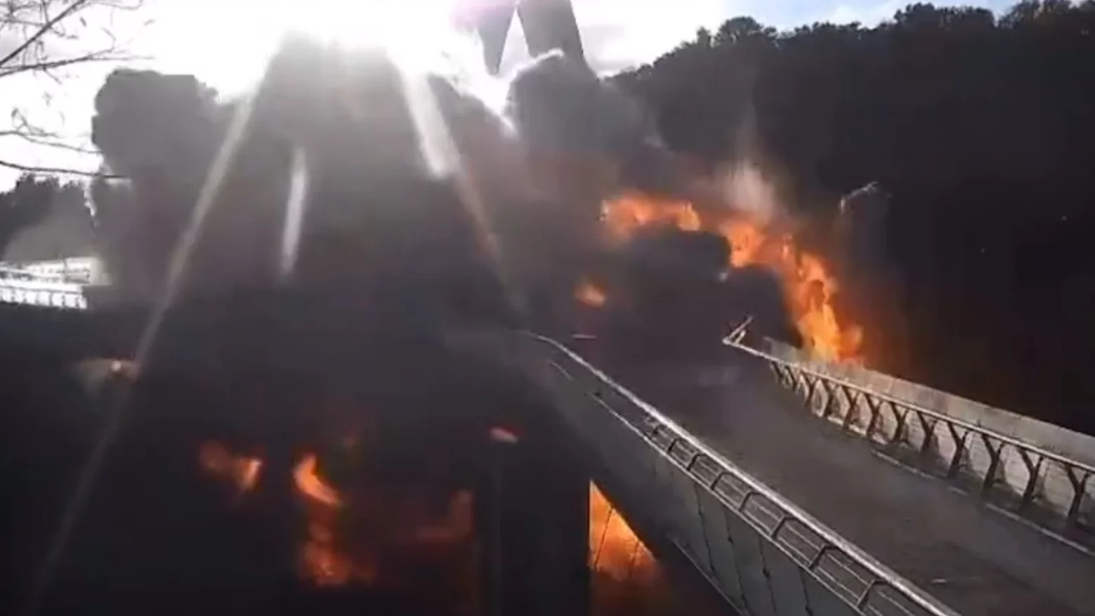 Moment eksplozji rakiety na moście w centrum Kijowa