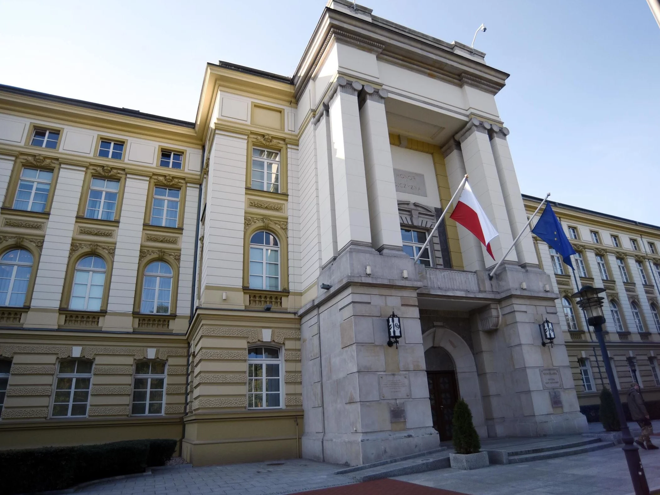 Zemsta za KSeF. Zakup najmniejszych prezerwatyw na KPRM