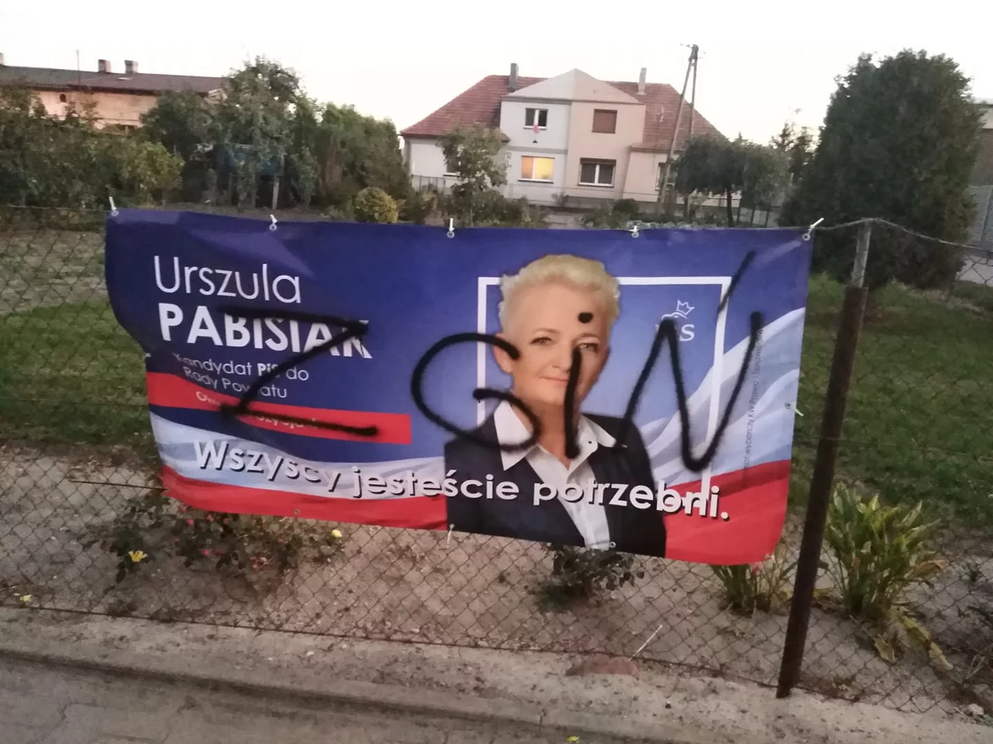 Zniszczony baner Urszuli Pabisiak