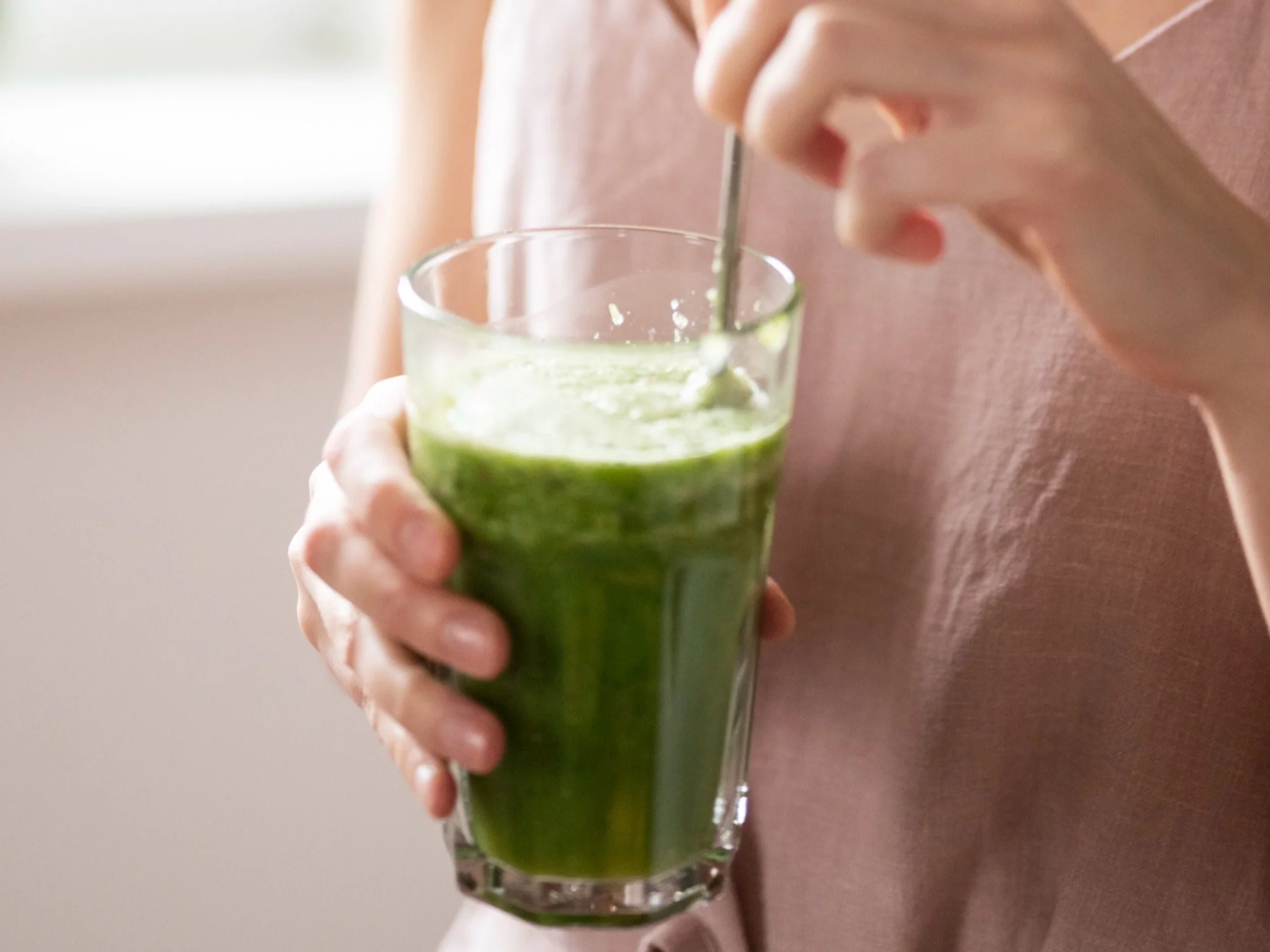 Blenduję i piję codziennie. Ten zielony koktajl wspiera wątrobę i oczyszcza organizm