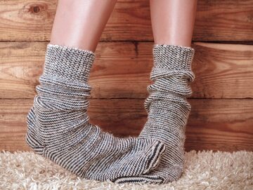 Zimne stopy mogą być objawem choroby.