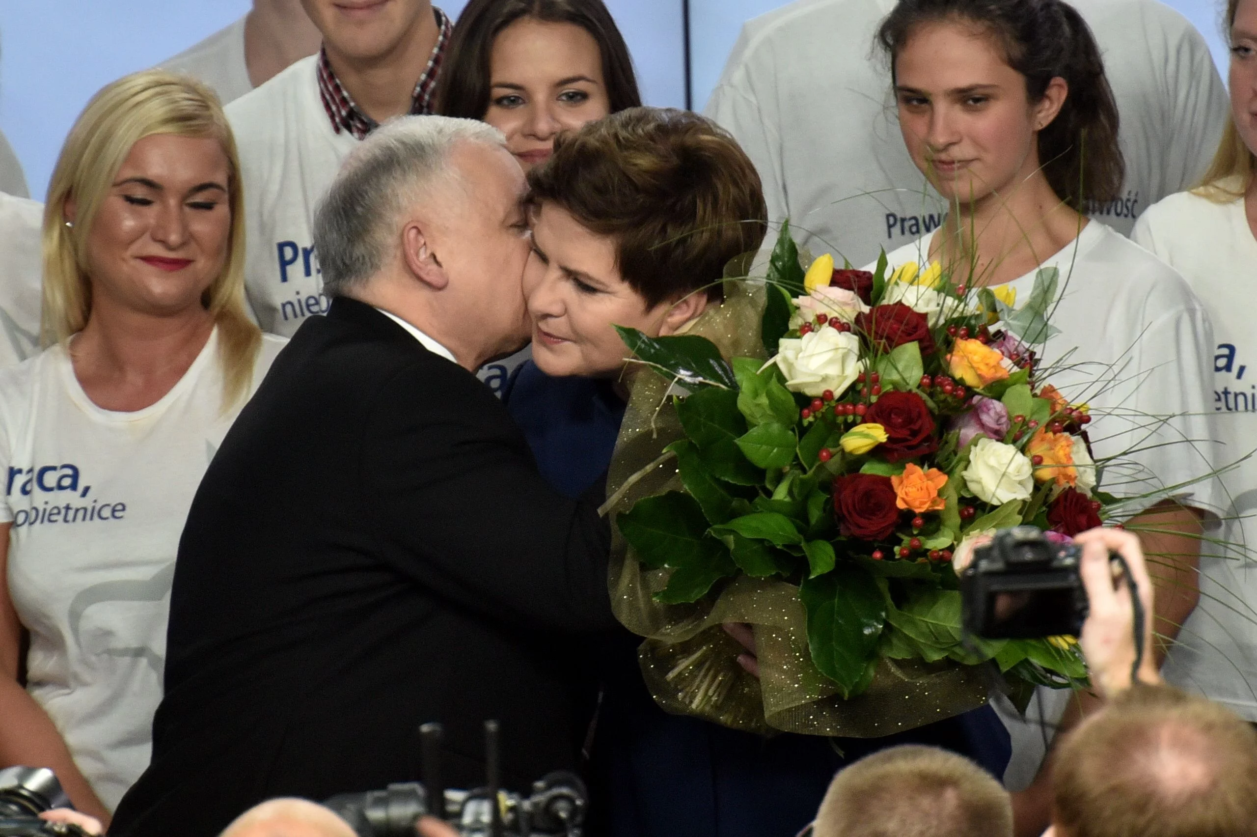 Wieczór wyborczy, prezes PiS cieszy się ze zwycięstwa w wyborach parlamentarnych