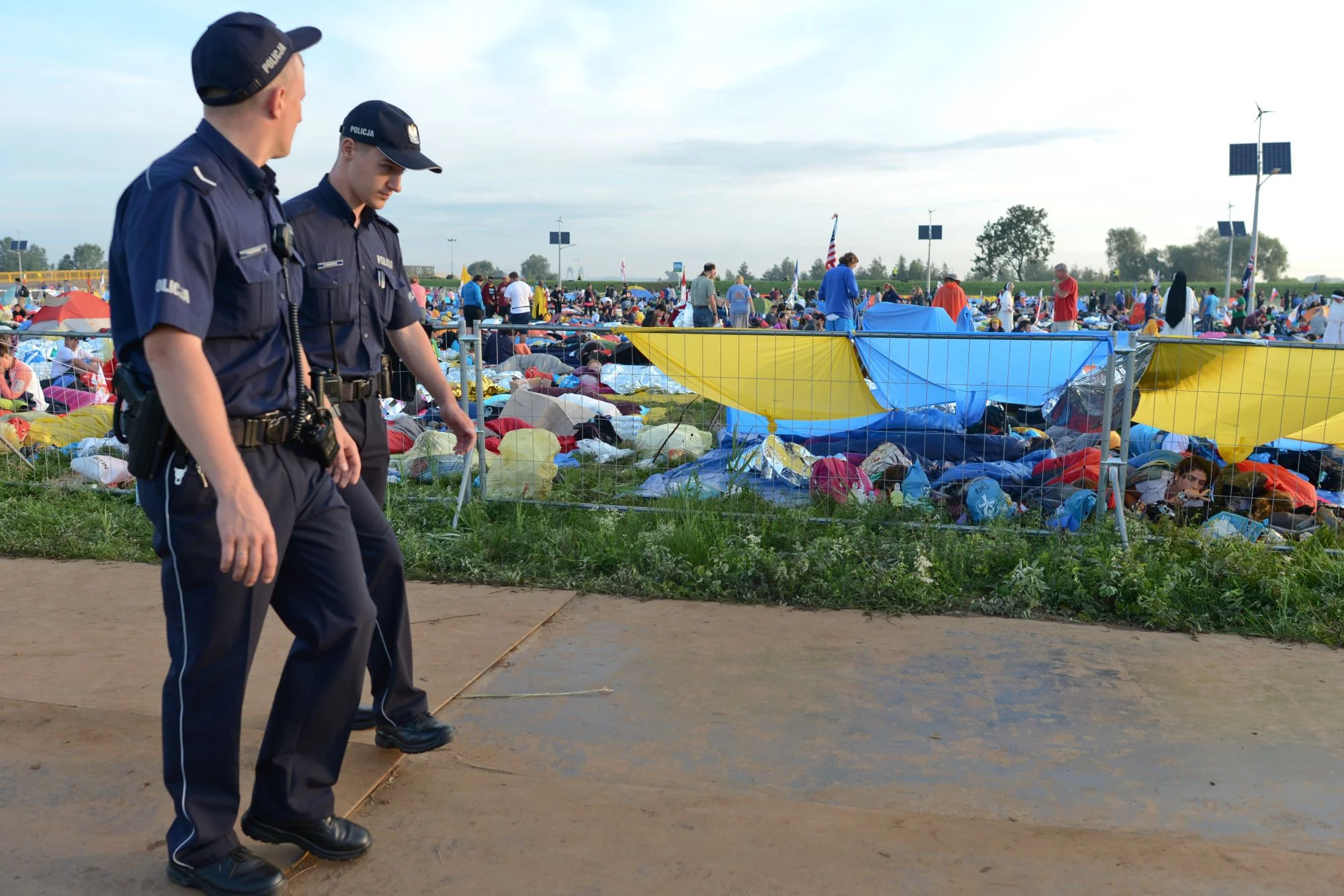 Policja patroluje sektory ze śpiącymi pielgrzymami na kilka godzin przed msza z papieżem Franciszkiem