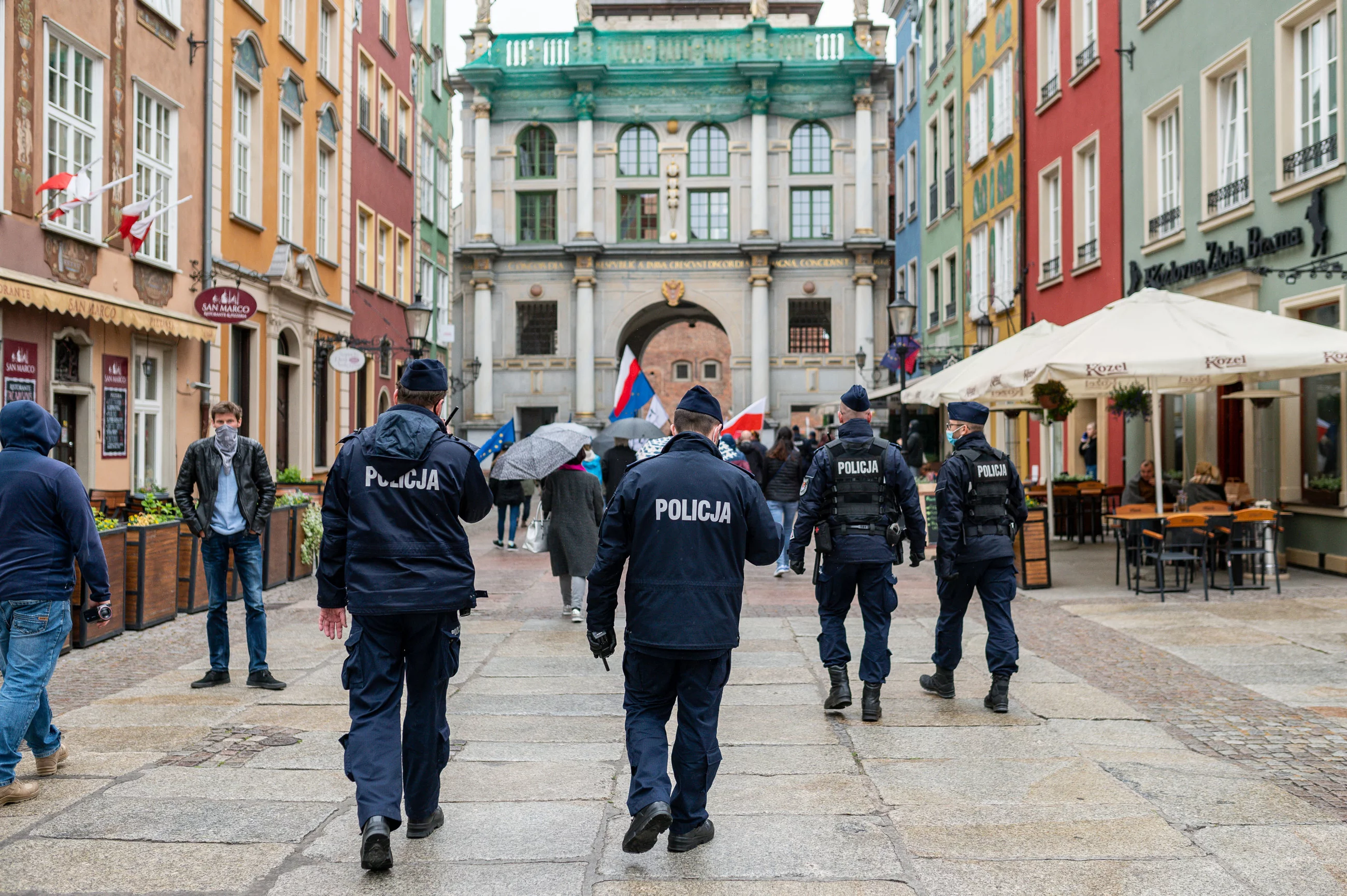 Policja pilnująca uczestników zgromadzenia publicznego