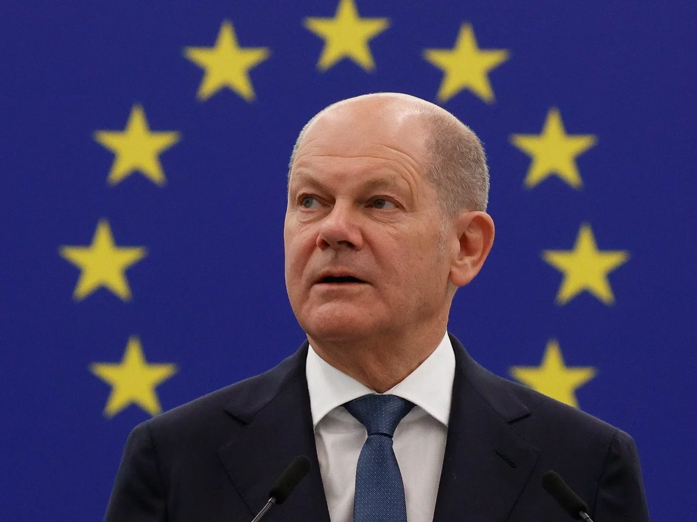 Kanclerz Olaf Scholz podczas przemówienia do europosłów