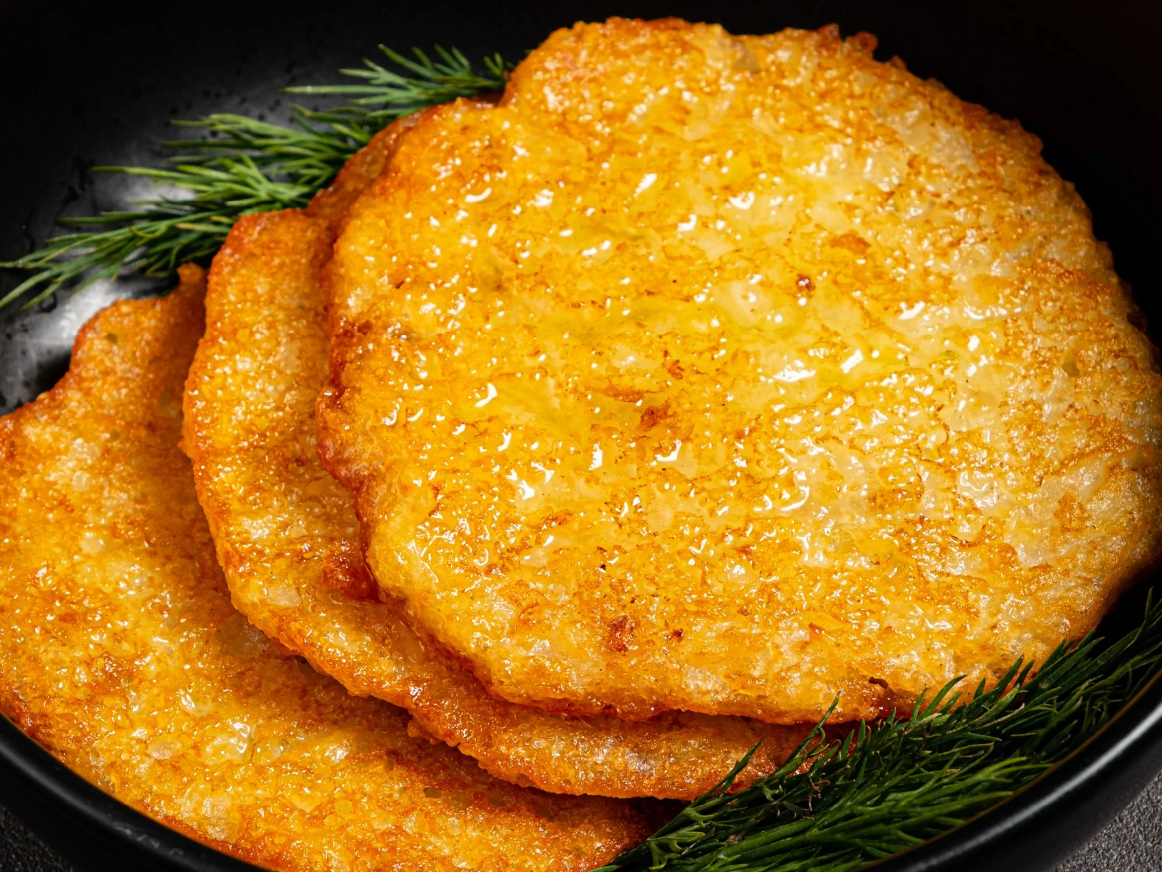 Złociste placki ziemniaczane jak u babci robię bez tarki. Przygotujesz je w 10 minut