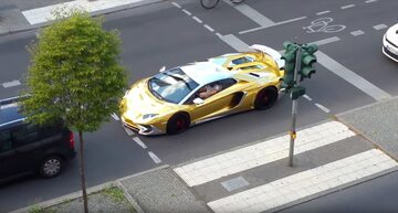 Złote Lamborghini Aventador na ulicy Berlina (zdj. ilustracyjne)