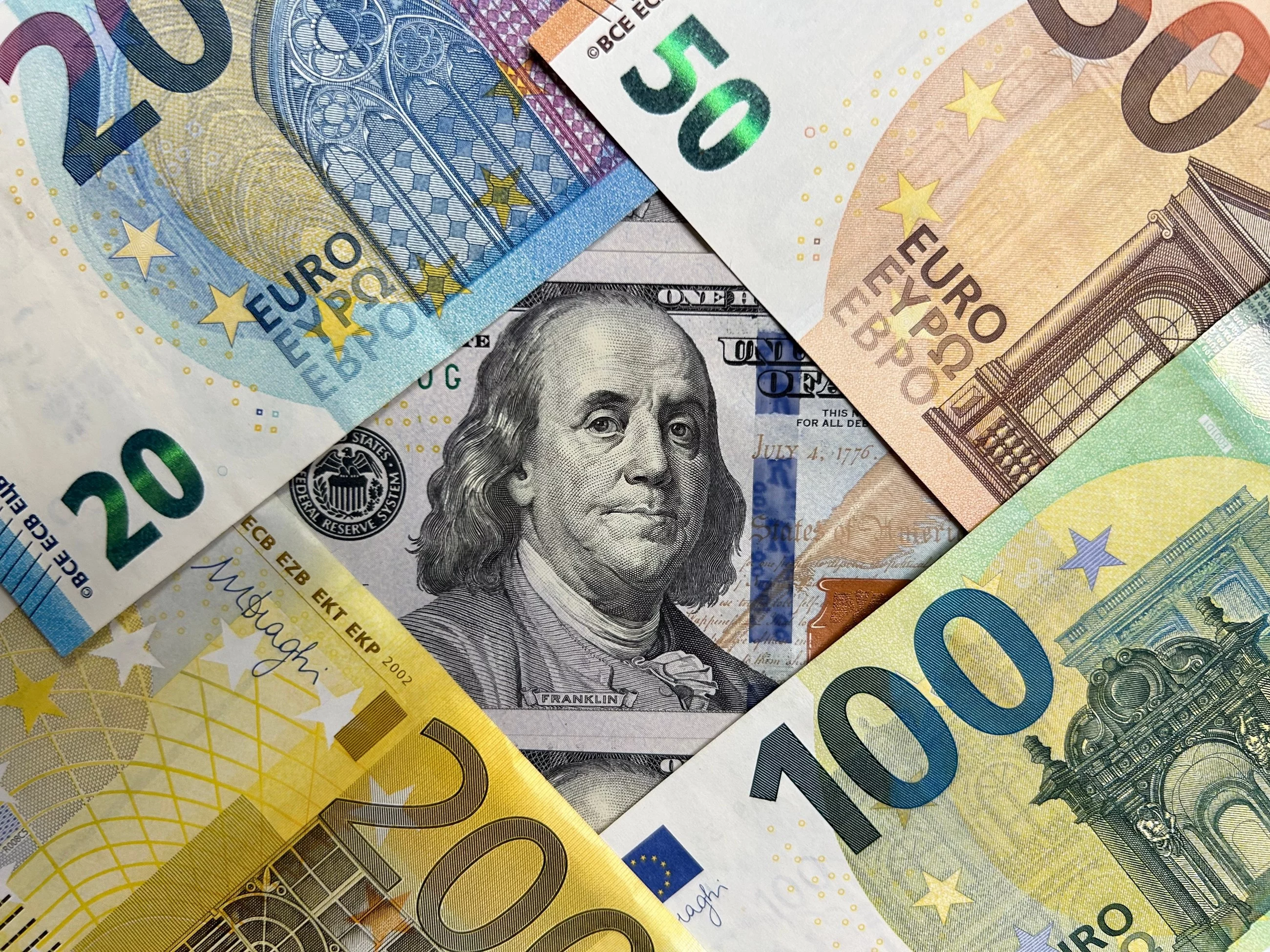 Złoty w potrzasku. Ceny dolara i euro wystrzeliły