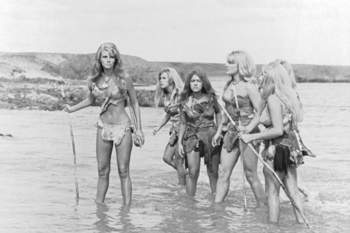 Raquel Welch (pierwsza z lewej) w filmie „Milion lat przed naszą erą”