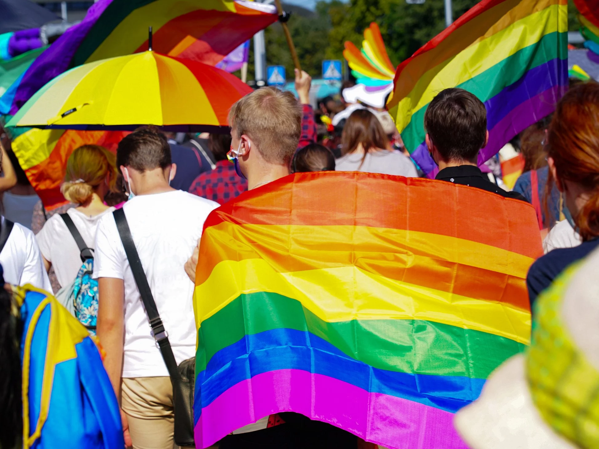 Marsz Równości, osoby z flagami LGBT