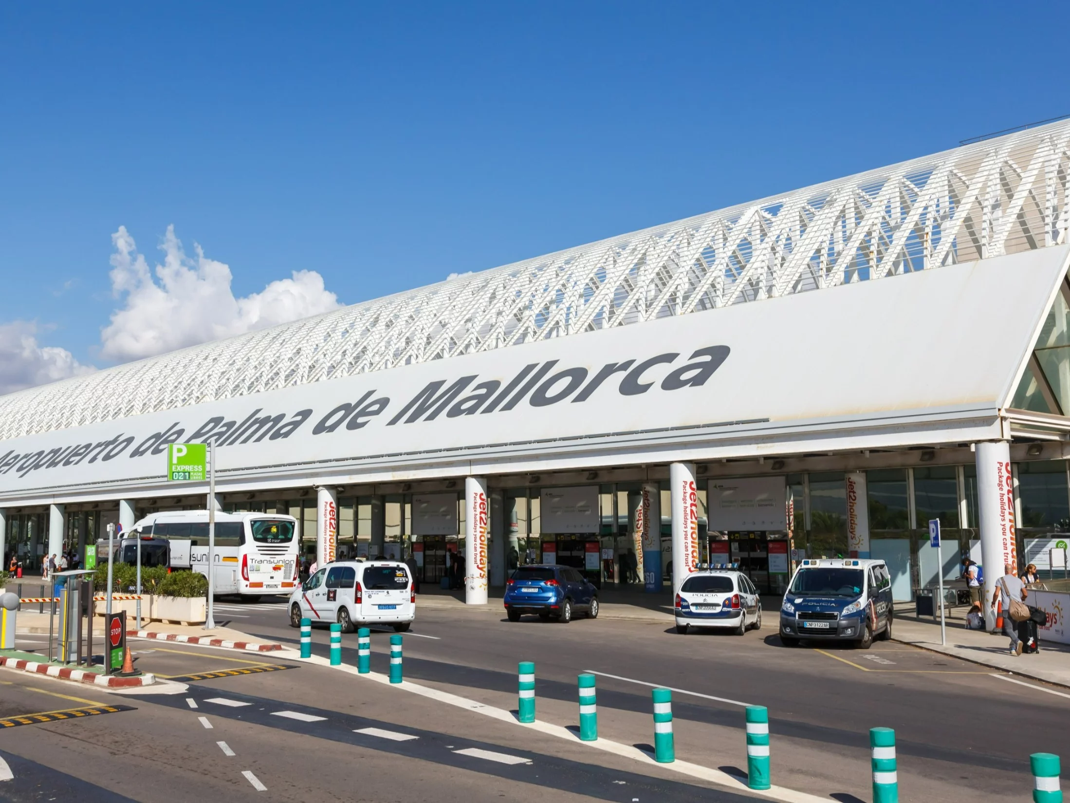 Koniec dyskomfortu turystów. Tutaj wydłużono godziny pracy lotnisk