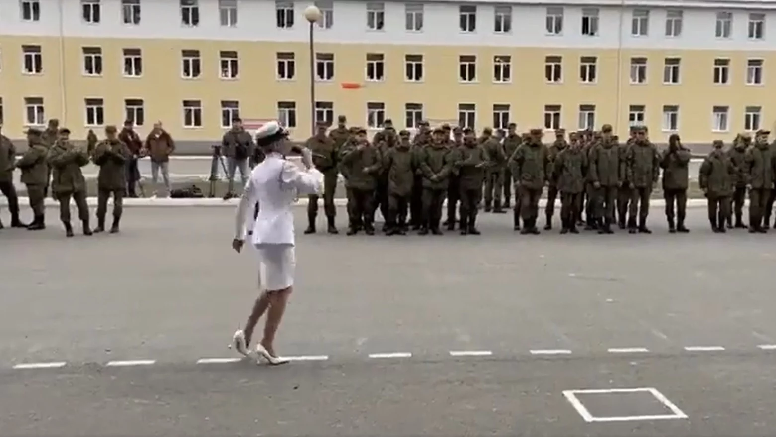 Zrzut ekranu z fragmentu koncertu w koszarach w Jekaterynburgu.